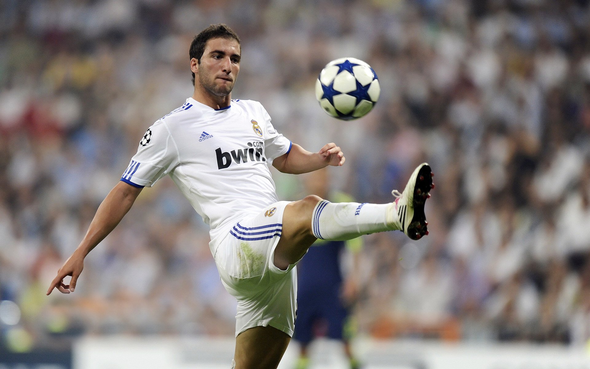 开云官网-亚特兰大制霸莱比锡红牛，本泽马防守端锁死对手的战术革命